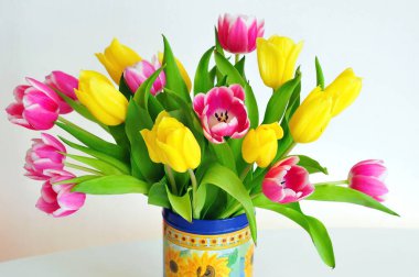 Güzel bir buket sarı ve pembe laleler vazoda