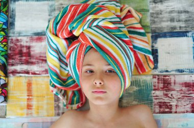 Kafasında Meksika usulü havlu olan şirin bir çocuk.