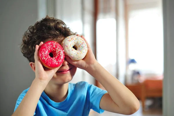 Een Leuk Jongetje Kijkt Door Een Donut Heerlijk Eten Voor — Stockfoto