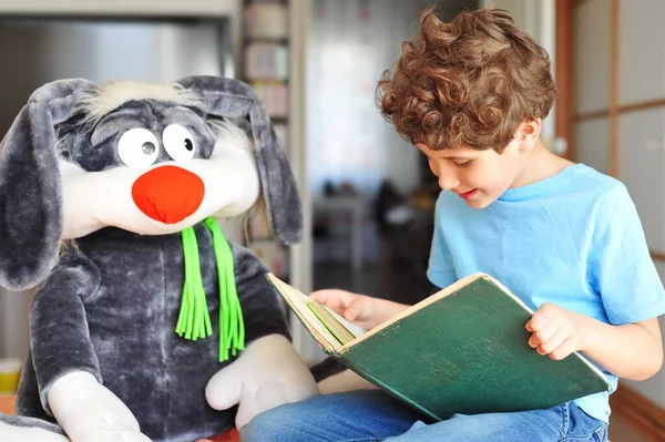 Adorable Niño Con Pelo Rizado Lee Libro Emocionante Divertido Interesante —  Fotos de Stock
