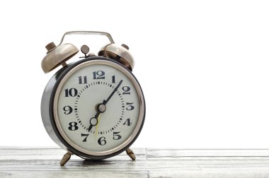 Eski model alarm saati beyaz arkaplanı kapatır