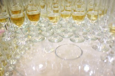 Şampanya ve renkli çiçek süslemeleri ile gözlük