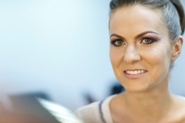 Muhteşem gelin düğün gününde profesyonel makyaj almak