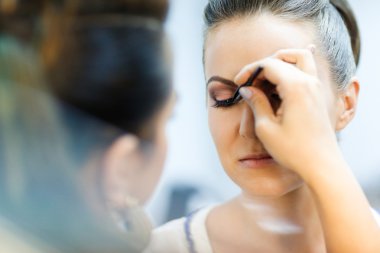 Muhteşem gelin düğün gününde profesyonel makyaj almak