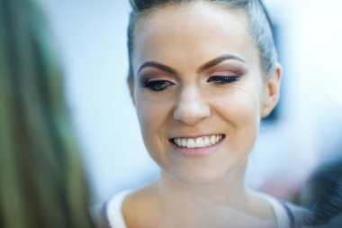 Muhteşem gelin düğün gününde profesyonel makyaj almak