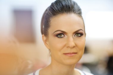 Muhteşem gelin düğün gününde profesyonel makyaj almak