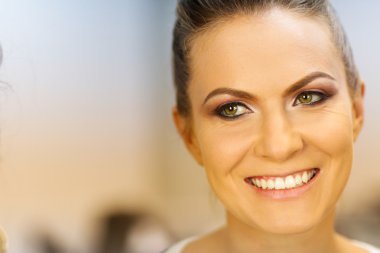 Muhteşem gelin düğün gününde profesyonel makyaj almak