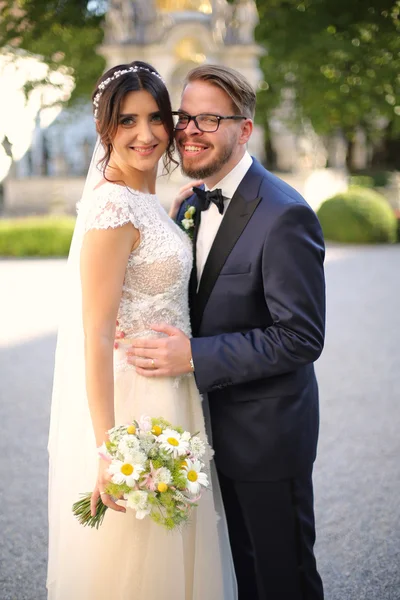 Bela noiva e noivo abraçando no dia do casamento — Fotografia de Stock