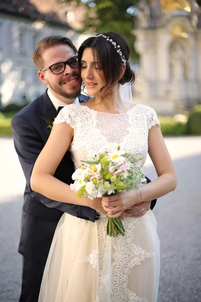 Красива наречена і наречена святкують день весілля — стокове фото
