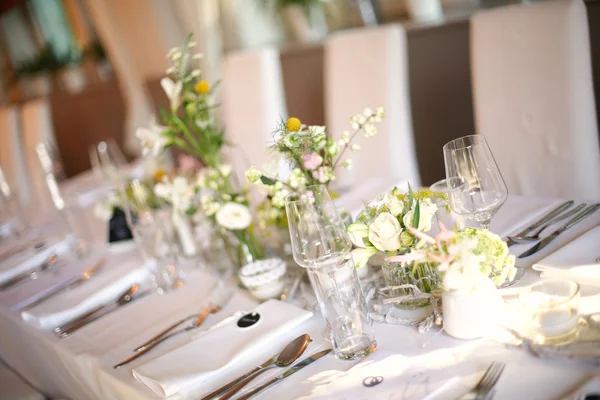 Elegantní jídelní stůl na svatební hostinu — Stock fotografie