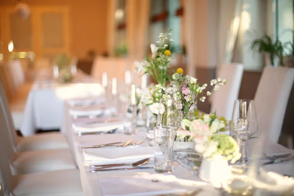 Elegant dinner table at wedding reception — Stock Photo, Image