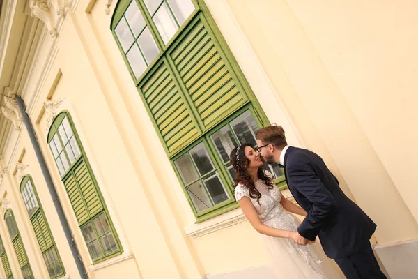 Braut und Bräutigam feiern ihren Hochzeitstag — Stockfoto