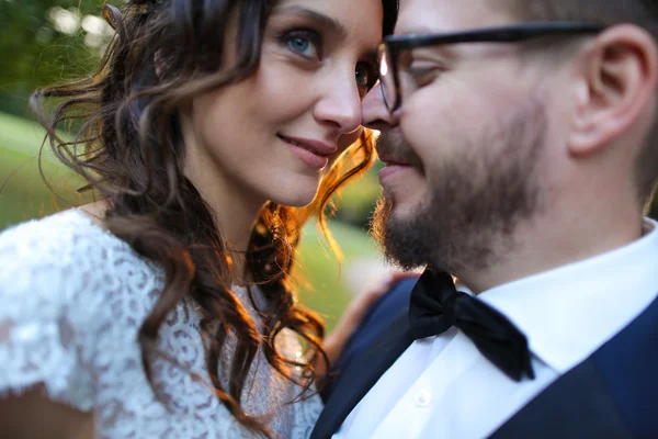 Closeup with beautiful bridal couple in park — Stock Photo, Image