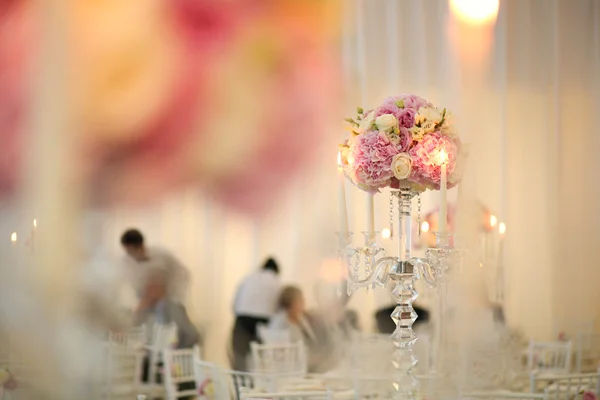 Decoração de buquê de flores coloridas com velas — Fotografia de Stock
