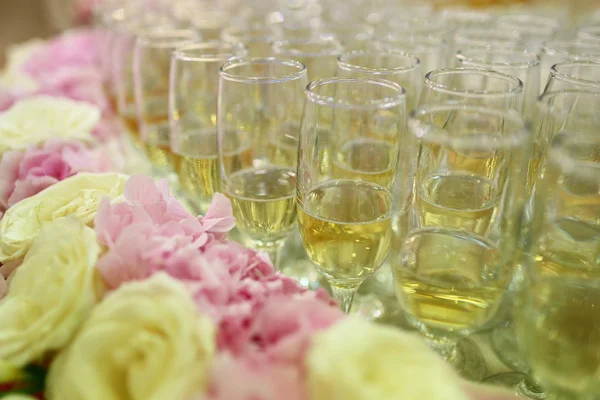 Bril met champagne en kleurrijke bloem decoraties — Stockfoto