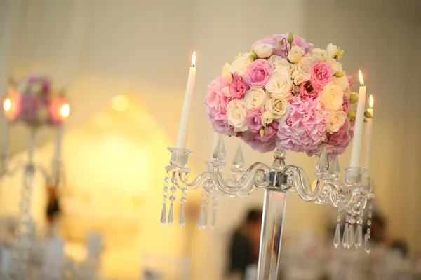 Colorida decoración de ramo de flores con velas — Foto de Stock