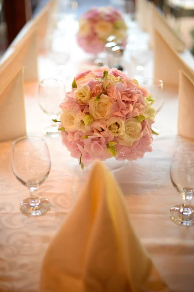 Colorido ramo de flores en la mesa de la cena — Foto de Stock