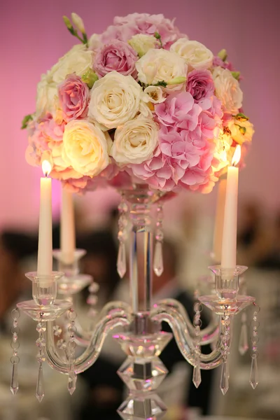 Färgstark blomma bukett dekoration med ljus — Stockfoto