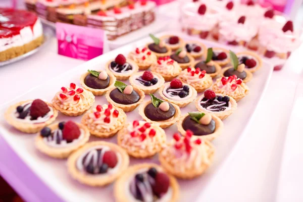 Deliciosos doces em buffet de doces — Fotografia de Stock