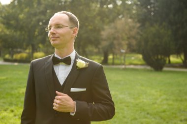 Zarif damat parkta poz