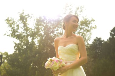 Buket açık poz ile neşeli gelin