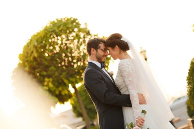 Neşeli gelin ve damat ile açık havada kucaklayan buket