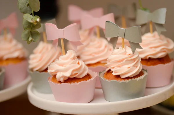 Deliziosi dolci sul buffet di caramelle — Foto Stock