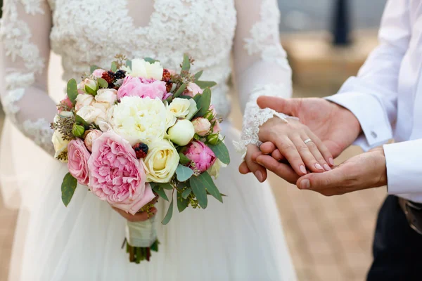 Primer plano con las manos y el ramo de novia y novio —  Fotos de Stock