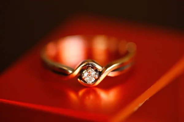 選択と集中で結婚指輪のクローズ アップ — ストック写真