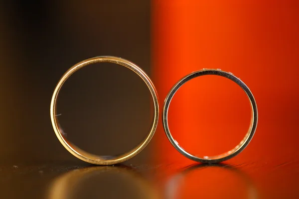 孤立した背景に結婚指輪のクローズ アップ — ストック写真