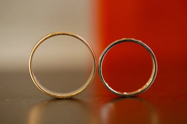 Primer plano con anillos de boda sobre fondo aislado — Foto de Stock