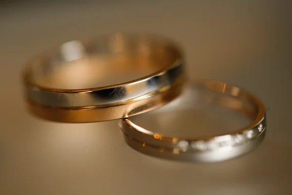 特写镜头与孤立的背景上的结婚戒指 — 图库照片