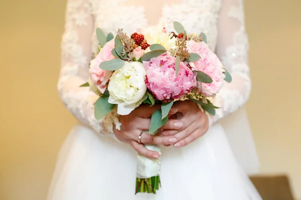 Mariée tenant beau bouquet — Photo