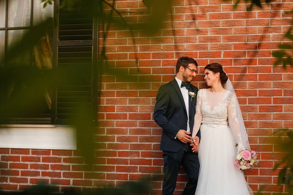 Neşeli gelin ve damat ile açık havada kucaklayan buket