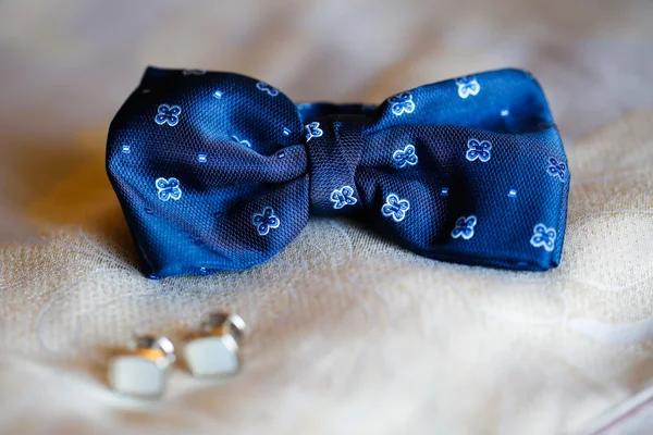 Bowtie i mankiet linki na tle textil — Zdjęcie stockowe