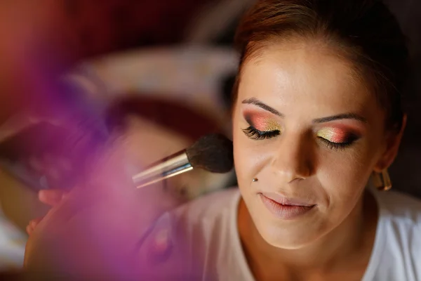 Mooie bruid krijgen professionele make-up — Stockfoto