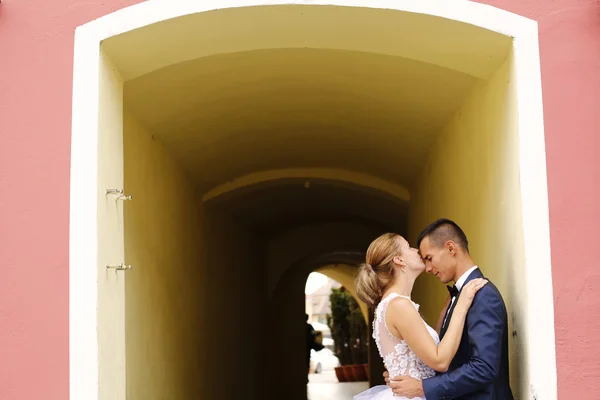 Beautiful bride and groom — Stock Photo, Image