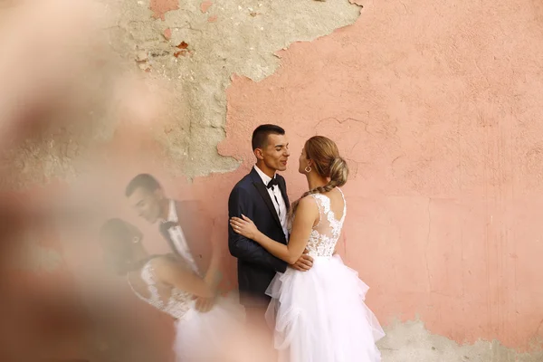 Beautiful bride and groom — Stock Photo, Image