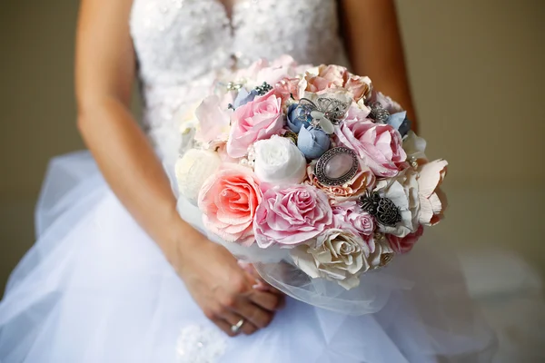 Radostné nevěsta wih závoj a svatební kytice — Stock fotografie