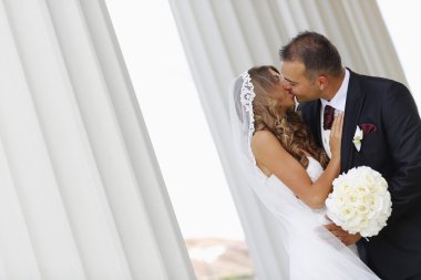 Güzel gelin çift sütun kucaklayan