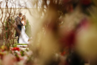 Güzel gelin çift onların düğün kutluyor