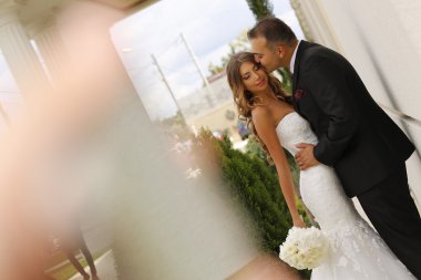 Güzel gelin çift onların düğün kutluyor