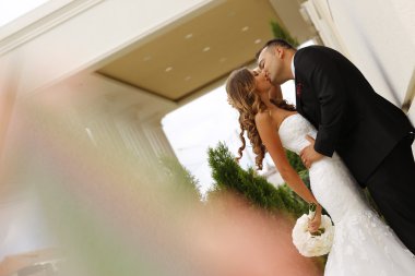 Güzel gelin çift onların düğün kutluyor