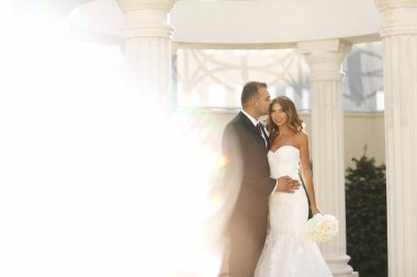 Güzel gelin çift sütun kucaklayan