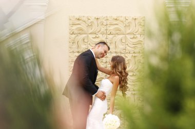 Güzel gelin çift onların düğün kutluyor