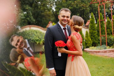 Güzel gelin çift onların düğün kutluyor