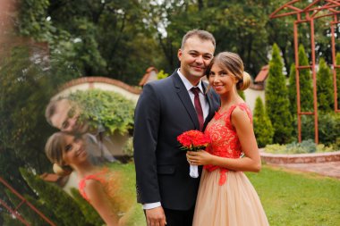 Güzel gelin çift onların düğün kutluyor