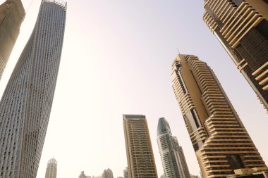 Gökyüzü kazıma binalar mavi gökyüzü ile