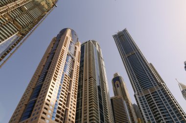 Gökyüzü kazıma binalar mavi gökyüzü ile