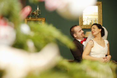 Güzel çift ayıklayacaktır sevgi dolu